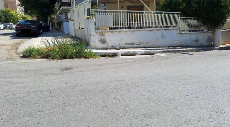 Πώς θα απομακρύνετε τα αγριόχορτα από τους αρμούς σε βεράντες και αυλές χωρίς χημικά