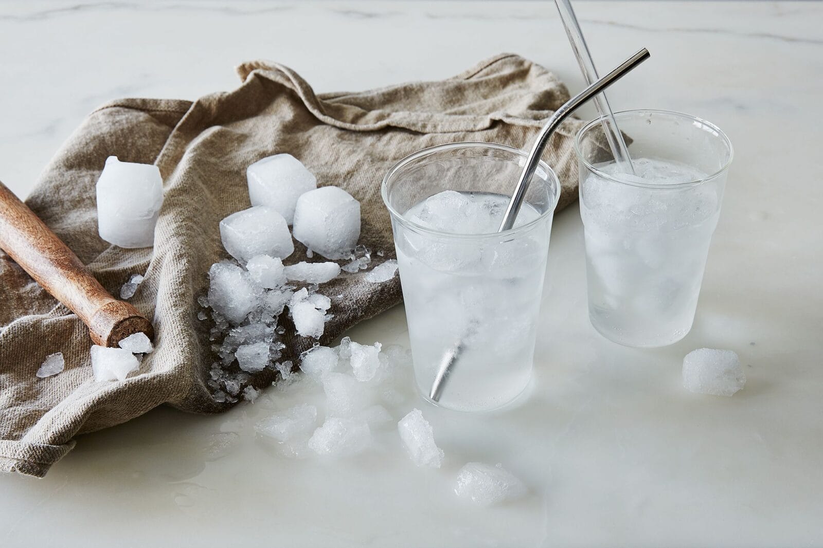 Το απόλυτο μυστικό για τέλειο πάγο – Πώς θα φτιάξεις το «παγάκι πολυτελείας» που απογειώνει κάθε ποτό