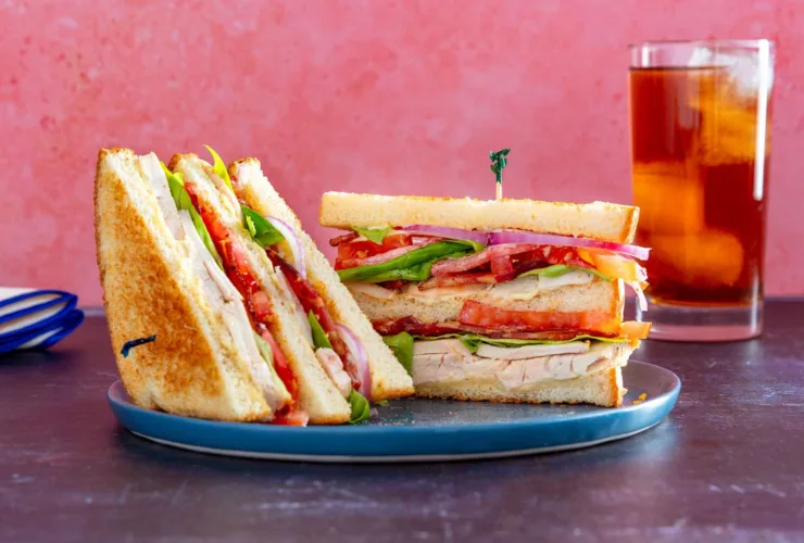 Club sandwich: Η ιστορία του βασιλιά των σάντουιτς και πώς θα το φτιάξεις σωστά