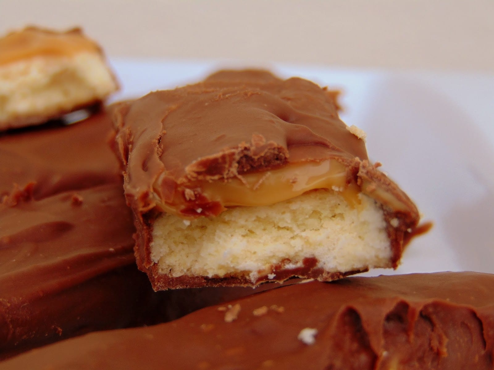 Πώς να φτιάξεις σπιτικά Twix bars: Κλασική & Healthy συνταγή για τα πιο λαχταριστά σοκολατένια μπισκότα