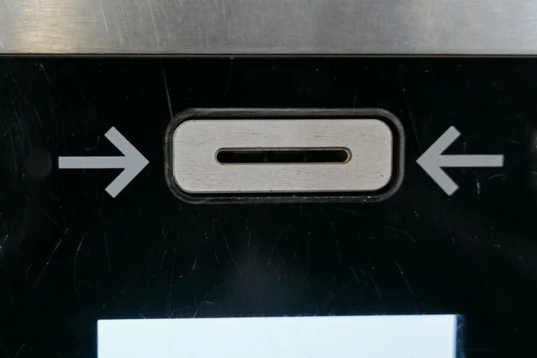 Η «αόρατη» απάτη στο ATM που μπορεί να σου αδειάσει τον λογαριασμό – Πώς να προστατευτείς