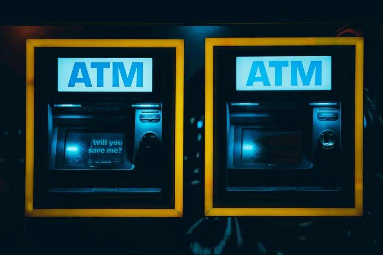 Αυτά τα λάθη στο ATM μπορούν να σου μπλοκάρουν την κάρτα – Τι να αποφύγεις