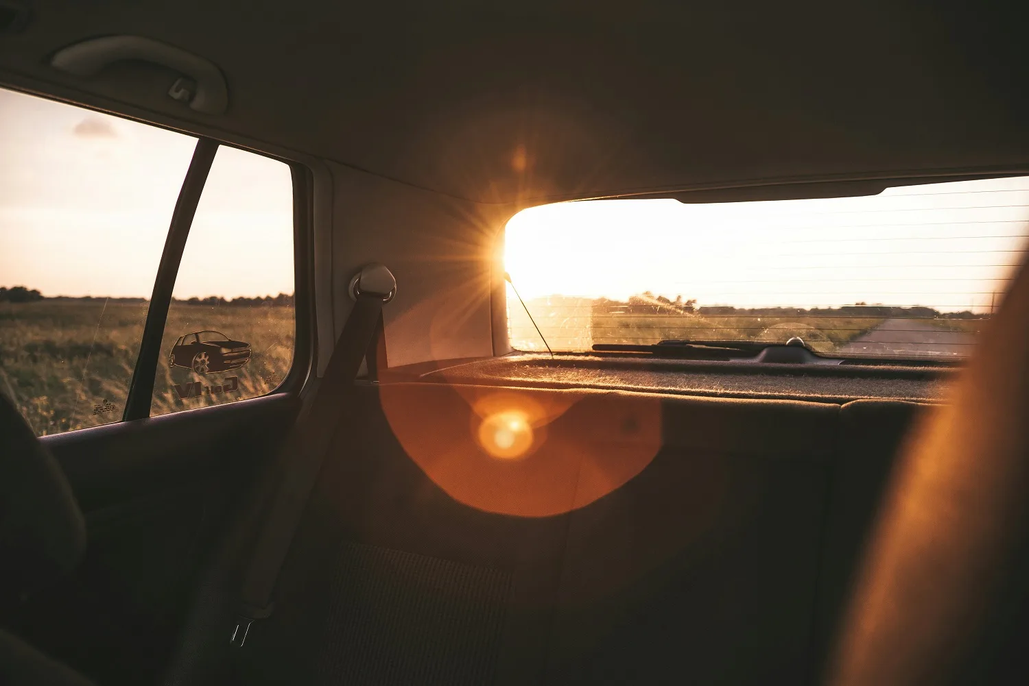 5 πράγματα που δεν πρέπει να αφήνεις ποτέ στο αυτοκίνητο με καύσωνα