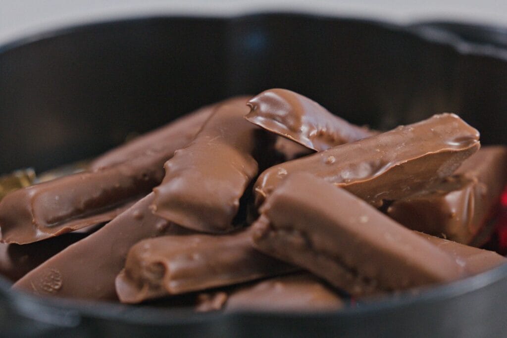 Πώς να φτιάξεις σπιτικά Twix bars: Κλασική & Healthy συνταγή για τα πιο λαχταριστά σοκολατένια μπισκότα