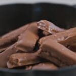Πώς να φτιάξεις σπιτικά Twix bars: Κλασική & Healthy συνταγή για τα πιο λαχταριστά σοκολατένια μπισκότα