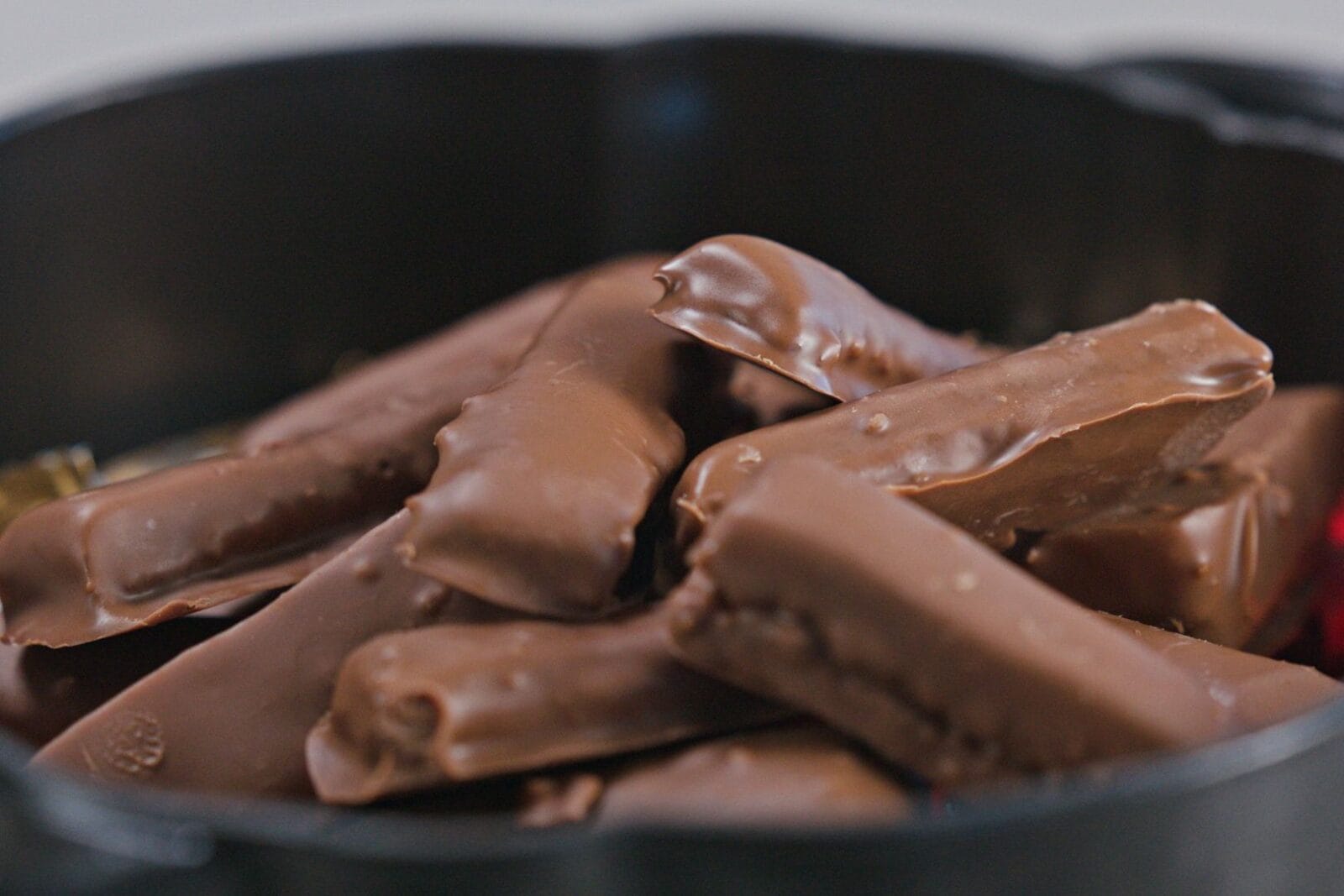 Πώς να φτιάξεις σπιτικά Twix bars: Κλασική & Healthy συνταγή για τα πιο λαχταριστά σοκολατένια μπισκότα