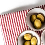 Πώς να φτιάξεις ελιές χωρίς να τις χαράξεις – Το φυσικό και παραδοσιακό «μυστικό»