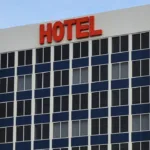 Πώς να καταλάβεις αν το ξενοδοχείο σου είναι παγίδα – Check-list πριν πέσεις θύμα απάτης