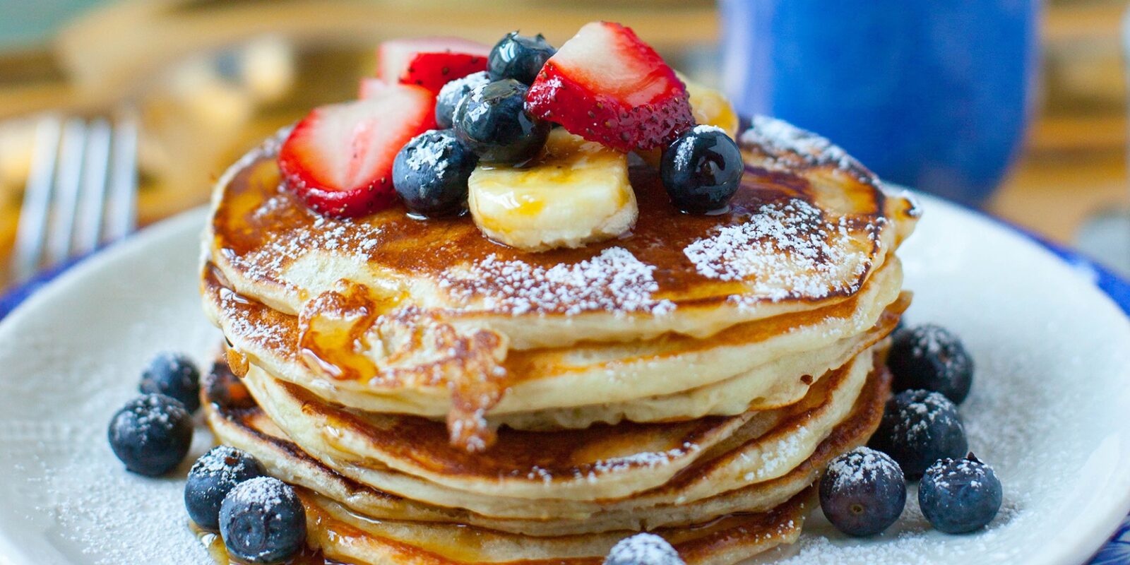 Έτσι θα φτιάξεις τα πιο αφράτα pancakes με μπανάνα και χωρίς τύψεις