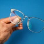 Πρεσβυωπία: Το σύμπτωμα που προδίδει ότι ξεκίνησε – Πώς να την αντιμετωπίσεις