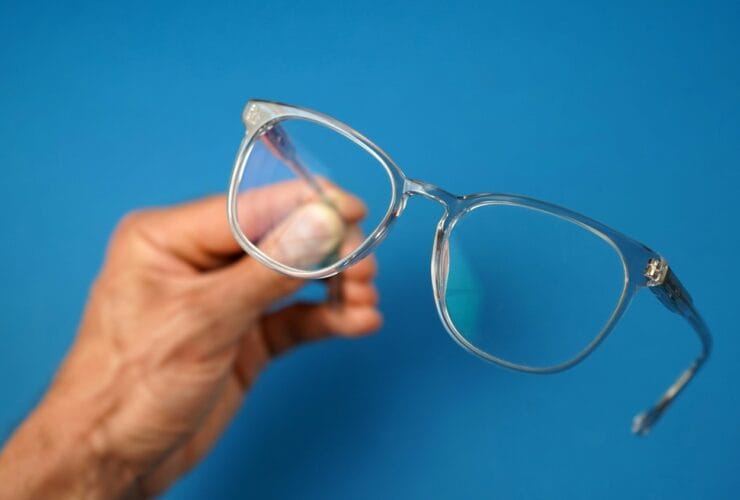 Πρεσβυωπία: Το σύμπτωμα που προδίδει ότι ξεκίνησε – Πώς να την αντιμετωπίσεις