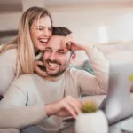 Πώς κρατούν ζωντανή τη φλόγα καθημερινά τα ζευγάρια – Οι 5 συνήθειες των ευτυχισμένων ζευγαριών