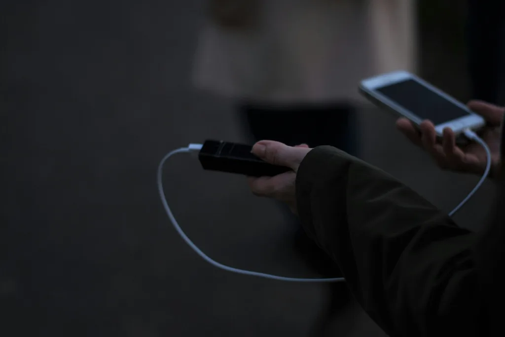 Αυτό είναι το πιο επικίνδυνο λάθος με το powerbank στην παραλία – Κι όμως, το κάνουν όλοι!