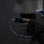 Αυτό είναι το πιο επικίνδυνο λάθος με το powerbank στην παραλία – Κι όμως, το κάνουν όλοι!