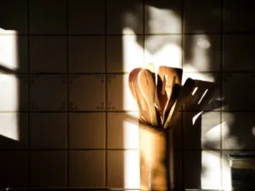 Πώς να καθαρίσετε σωστά τις ξύλινες κουτάλες: Το μυστικό που λίγοι ξέρουν