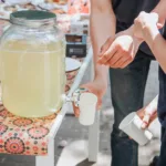 Η σπιτική λεμονάδα που θα σε σώσει από τον καύσωνα – Μόνο 3 υλικά και απόλυτη δροσιά