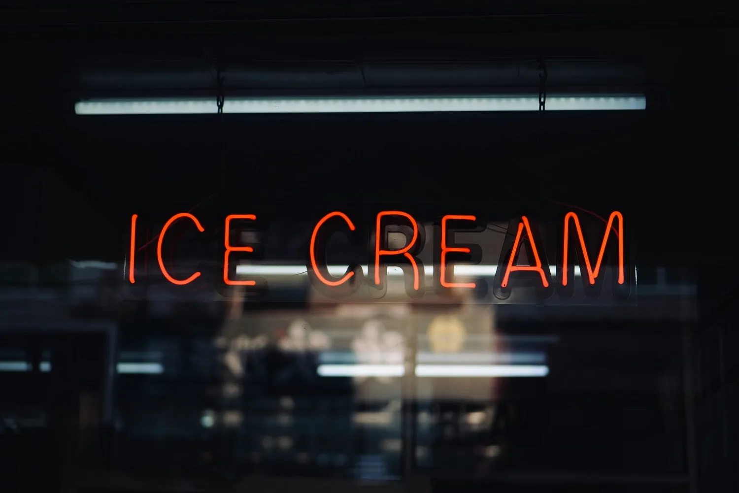 Το πιο εύκολο παγωτό σάντουιτς που θα φτιάξεις φέτος – Μόνο με 5 υλικά και χωρίς παγωτομηχανή!