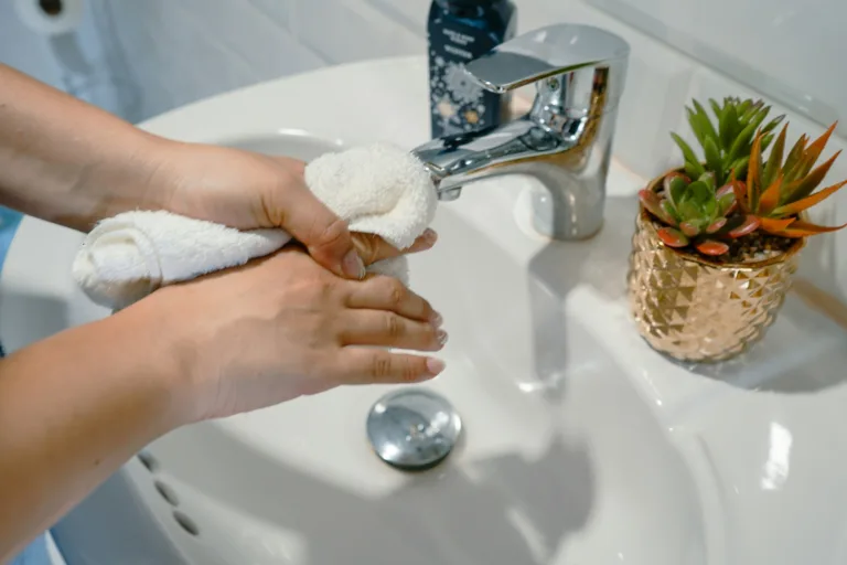 Το DIY scrub που σαρώνει – Πλύνε τα χέρια σου με καφέ και ζάχαρη και σώσε το δέρμα σου