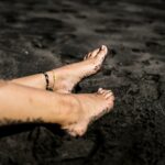 DIY μάσκα ποδιών με γιαούρτι και λεμόνι – Σπιτική συνταγή για βελούδινες φτέρνες