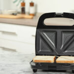 Καθαρισμός τοστιέρας σε 2 λεπτά – Το viral κόλπο με χαρτί και νερό που δεν ήξερες