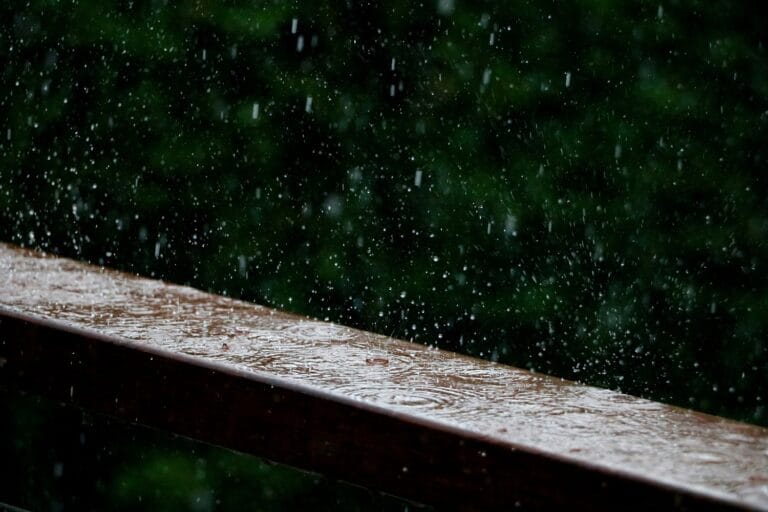 Ιρλανδική διάβαση: Μοιάζει με δρόμο… μέχρι να γίνει χείμαρρος!