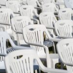 Έτσι θα κάνεις τις λευκές πλαστικές καρέκλες σαν καινούριες – Το κόλπο που δεν ήξερες