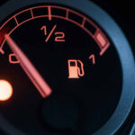 Λαμπάκι καυσίμου: Είναι κακό να το αφήνεις να ανάβει; Πόσα χιλιόμετρα μένουν & τι να κάνεις