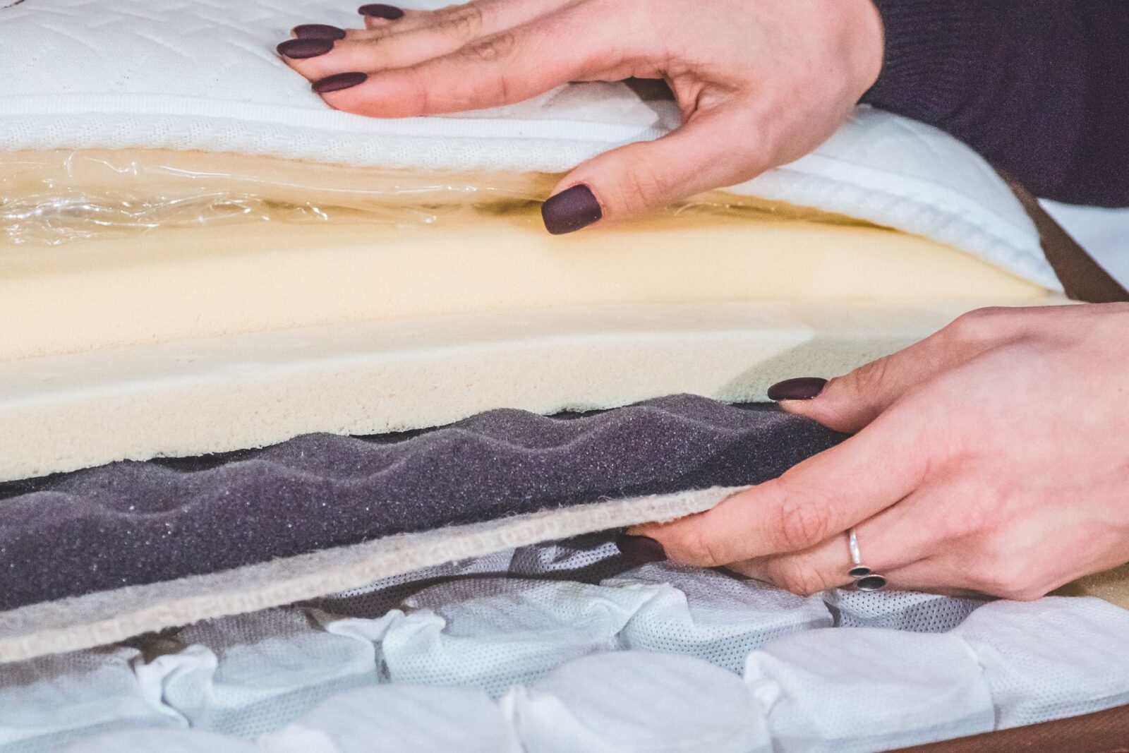 Από πού να αγοράσω καλό στρώμα ύπνου; Η Deltastrom δίνει τη λύση για προσιτά αλλά επαναστατικά στρώματα