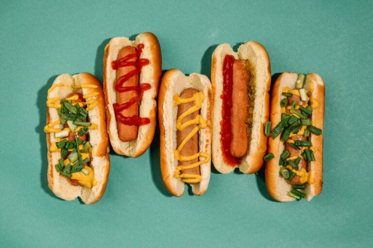 Hot dog vs. burger: Ποιο είναι τελικά πιο υγιεινό για το BBQ σου;