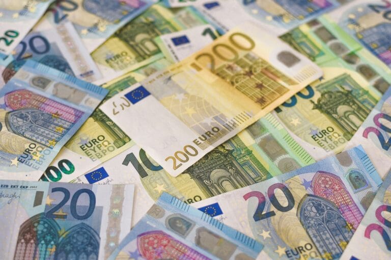 Τι ώρα πληρώνονται σήμερα τα επιδόματα ΟΠΕΚΑ