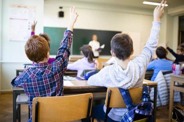 Πότε ανοίγουν τα σχολεία 2025–26: Πότε ο Αγιασμός, όλες οι αργίες & διακοπές