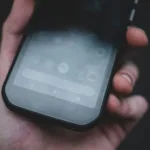 Αντίο smartphone: Η μεγάλη επιστροφή των dumb phones και του digital detox