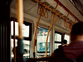 Χριστούγεννα 2025: Πώς θα κινηθούν μετρό, λεωφορεία και τραμ