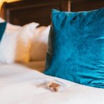 Πώς να «σβήσεις» τους κίτρινους λεκέδες από στρώμα και μαξιλάρια με ένα DIY σπρέι