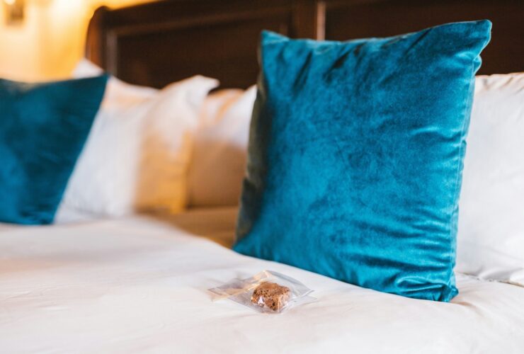 Πώς να «σβήσεις» τους κίτρινους λεκέδες από στρώμα και μαξιλάρια με ένα DIY σπρέι