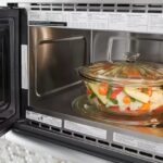 Τι δεν πρέπει να βάλεις ποτέ στον φούρνο μικροκυμάτων