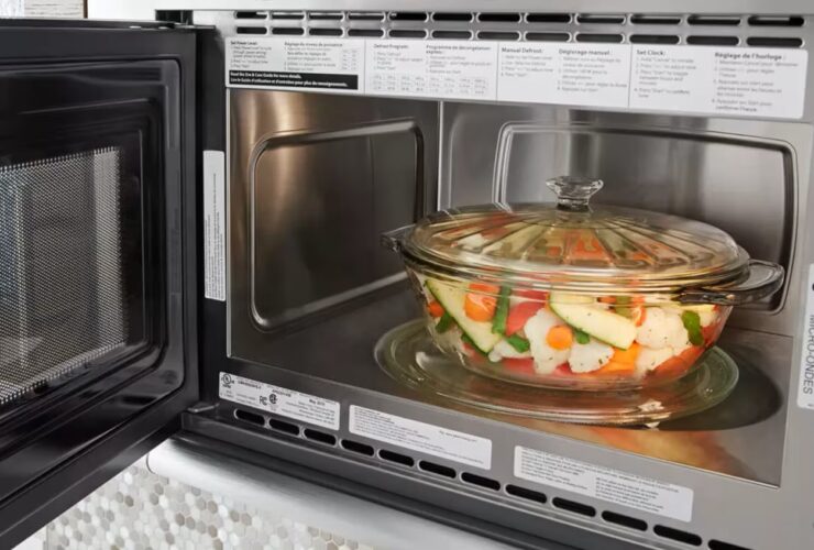 Τι δεν πρέπει να βάλεις ποτέ στον φούρνο μικροκυμάτων