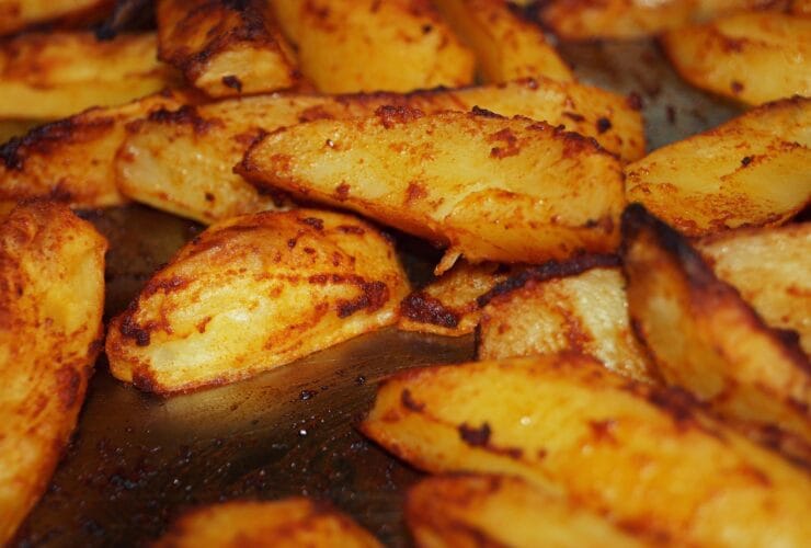 Το μυστικό για τέλειες πατάτες φούρνου: Το «ιταλικό κόλπο» που αλλάζει τα πάντα