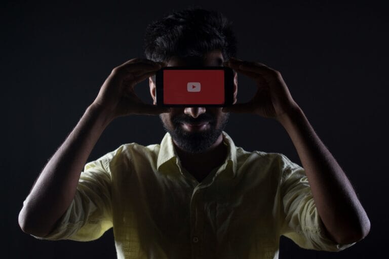 Πώς YouTube και ΑΙ μαντεύουν την ηλικία σου