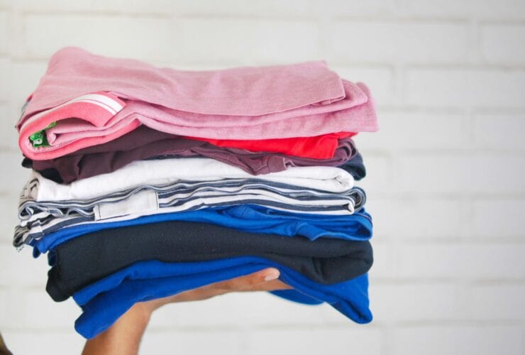 Πρέπει να πλένουμε τα ρούχα ανάποδα; Τα μικρά «μυστικά» που κρατούν τα χρώματα ζωντανά