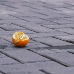 φαγητό στο πάτωμα