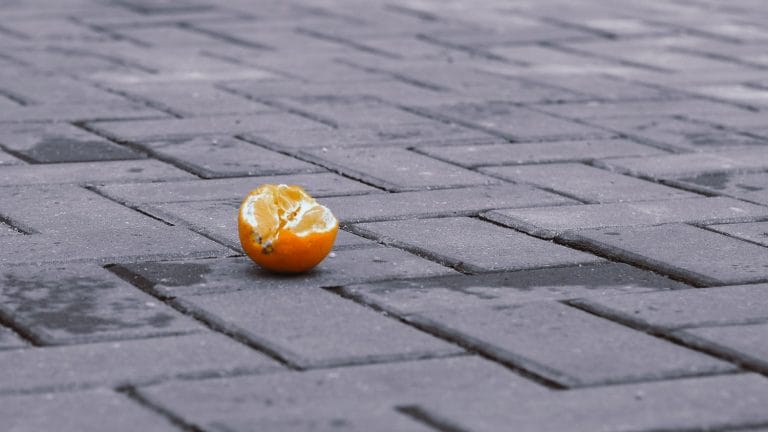 Κανόνας των πέντε δευτερολέπτων: Πόσο επικίνδυνο είναι να τρως φαγητό από το πάτωμα;