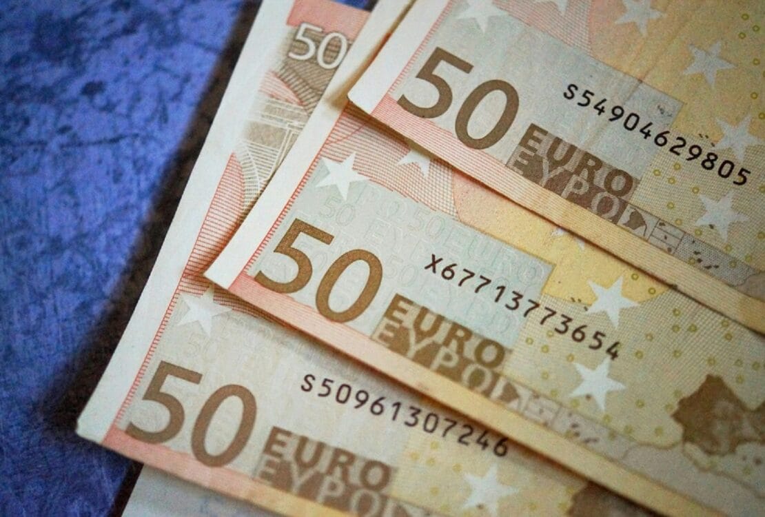 «Φίλτρο» της ΑΑΔΕ στις τραπεζικές καταθέσεις: Πότε το χαρτζιλίκι και οι αναλήψεις θεωρούνται κρυφή δωρεά