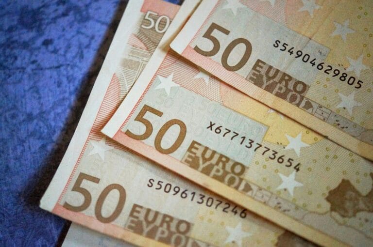«Φίλτρο» της ΑΑΔΕ στις τραπεζικές καταθέσεις: Πότε το χαρτζιλίκι και οι αναλήψεις θεωρούνται κρυφή δωρεά