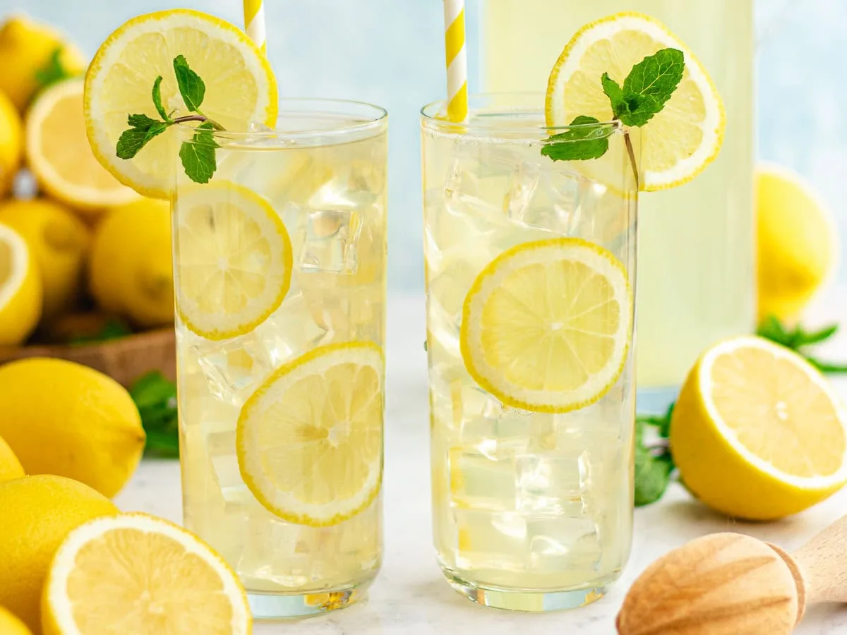 Πώς να φτιάξετε σπιτική λεμονάδα με μόνο 5 υλικά και χωρίς ζάχαρη