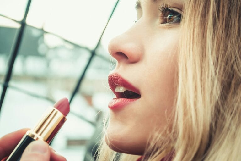 TikTok hack: Πώς θα κάνεις το κραγιόν σου να διαρκεί 24 ώρες