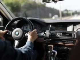 Τι δεν πρέπει να κάνεις μόλις μπεις στο αυτοκίνητο το καλοκαίρι γιατί κάνει τη ζέστη ακόμη πιο αφόρητη