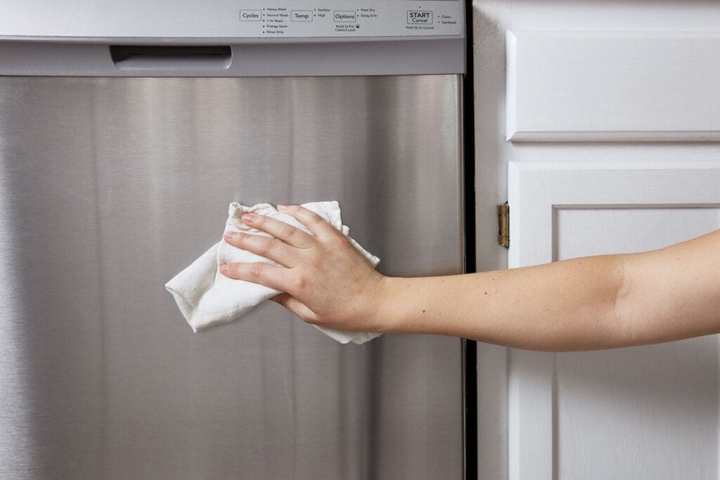 Συσκευές inox χωρίς δαχτυλιές σε 5′: Πώς τις καθαρίζουμε εύκολα και αποτελεσματικά