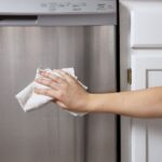 Συσκευές inox χωρίς δαχτυλιές σε 5′: Πώς τις καθαρίζουμε εύκολα και αποτελεσματικά