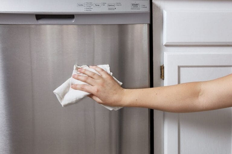 Συσκευές inox χωρίς δαχτυλιές σε 5′: Πώς τις καθαρίζουμε εύκολα και αποτελεσματικά